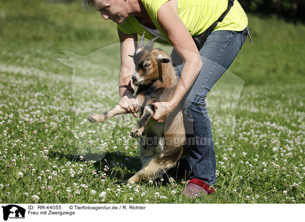 Frau mit Zwergziege / woman with pygmy goat / RR-44055