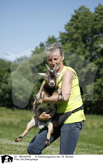 Frau mit Zwergziege / woman with pygmy goat / RR-44056