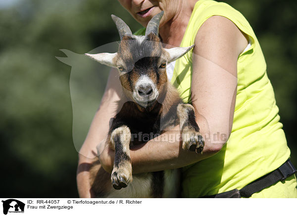 Frau mit Zwergziege / woman with pygmy goat / RR-44057