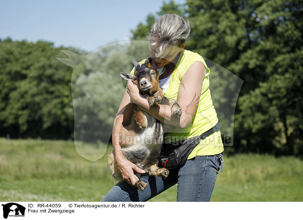 Frau mit Zwergziege / woman with pygmy goat / RR-44059