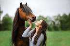 Frau und Dartmoor-Pony