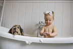 Hund und Kind in Badewanne