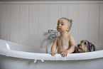 Hund und Kind in Badewanne