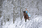 Frau reitet im Kleid durch den Schnee