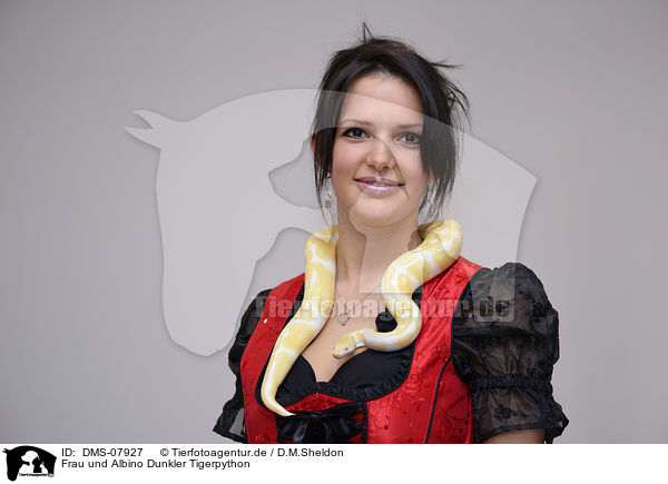 Frau und Albino Dunkler Tigerpython / woman and Albino Burmese python / DMS-07927