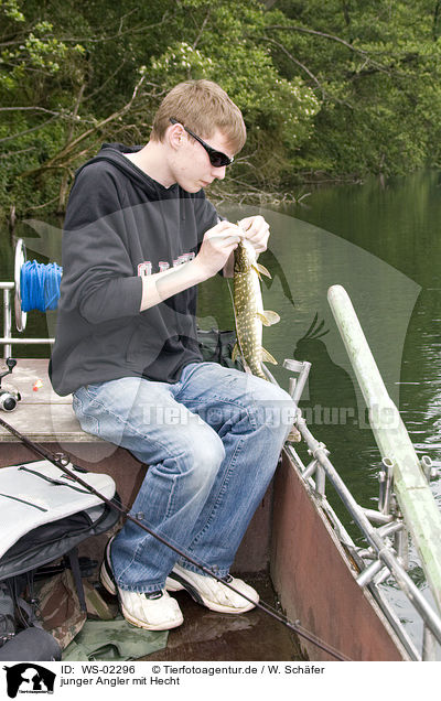 junger Angler mit Hecht / WS-02296