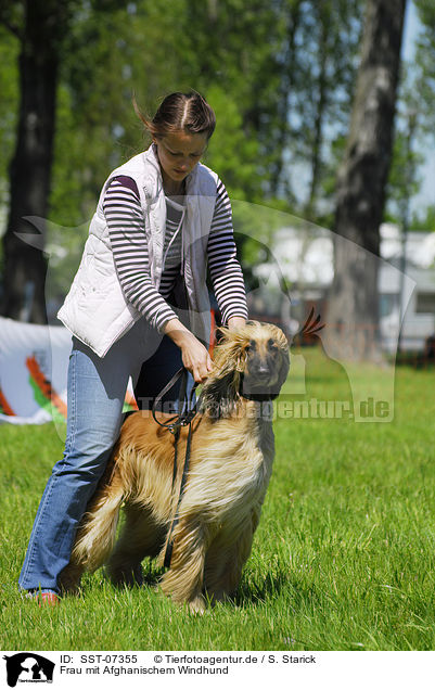 Frau mit Afghanischem Windhund / woman and sighthound / SST-07355