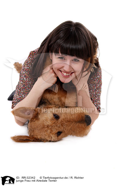 junge Frau mit Airedale Terrier / young woman with Airedale Terrier / RR-32342
