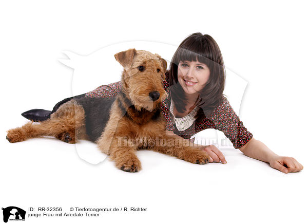 junge Frau mit Airedale Terrier / young woman with Airedale Terrier / RR-32356