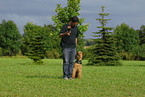 Mann und Airedale Terrier