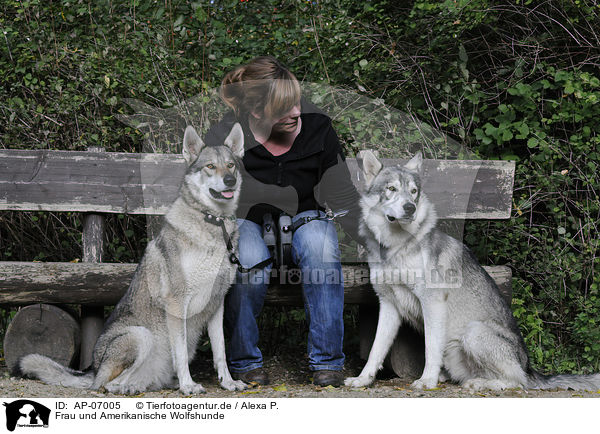 Frau und Amerikanische Wolfshunde / AP-07005