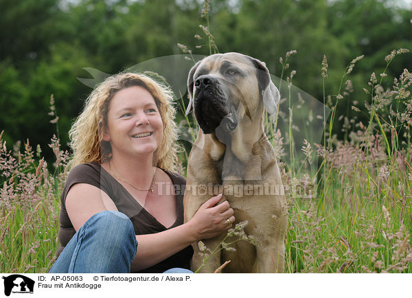 Frau mit Antikdogge / woman with Antikdogge / AP-05063