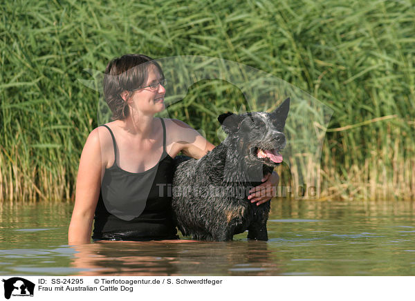 Frau mit Australian Cattle Dog / SS-24295