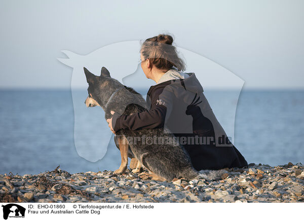 Frau und Australian Cattle Dog / woman and Australian Cattle Dog / EHO-01860