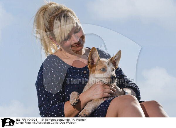 junge Frau mit Australian Cattle Dog Welpen / young woman with Australian Cattle Dog puppy / RR-104024