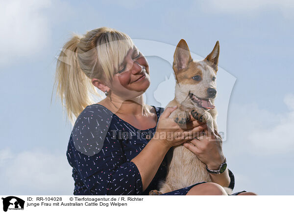 junge Frau mit Australian Cattle Dog Welpen / young woman with Australian Cattle Dog puppy / RR-104028