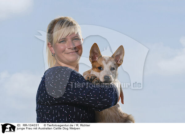 junge Frau mit Australian Cattle Dog Welpen / RR-104031