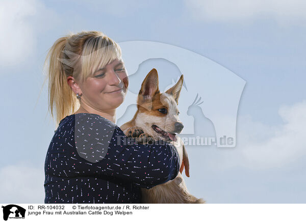 junge Frau mit Australian Cattle Dog Welpen / young woman with Australian Cattle Dog puppy / RR-104032