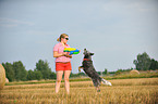 Frau mit Australian Cattle Dog