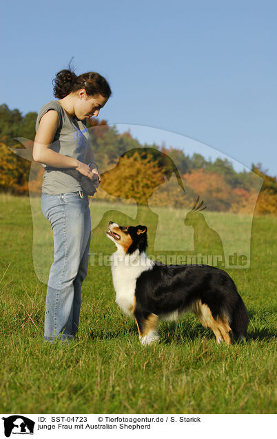 junge Frau mit Australian Shepherd / SST-04723