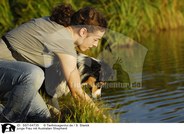 junge Frau mit Australian Shepherd / SST-04735