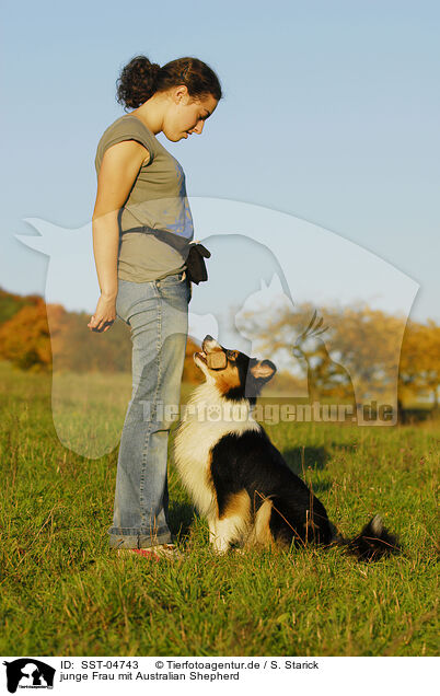 junge Frau mit Australian Shepherd / young woman with Australian Shepherd / SST-04743