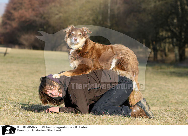 Frau und Australian Shepherd / woman and Australian Shepherd / KL-05877