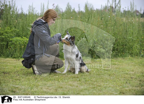 Frau mit Australian Shepherd / woman with Australian Shepherd / SST-08948