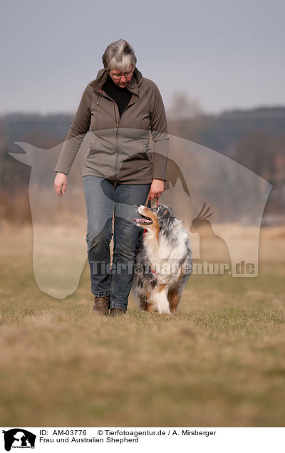 Frau und Australian Shepherd / woman and Australian Shepherd / AM-03776
