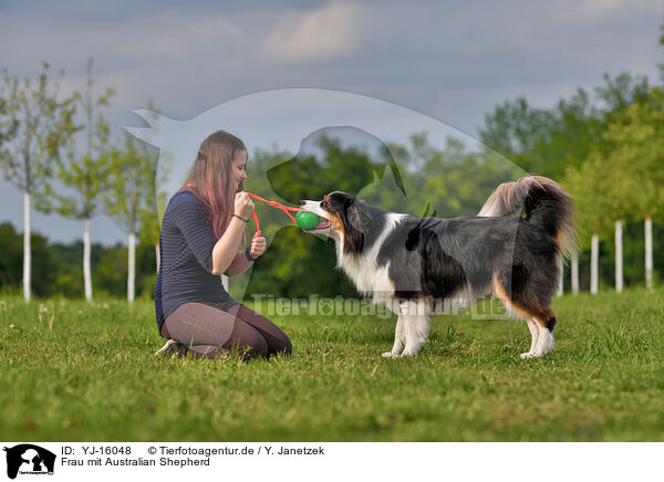 Frau mit Australian Shepherd / woman with Australian Shepherd / YJ-16048