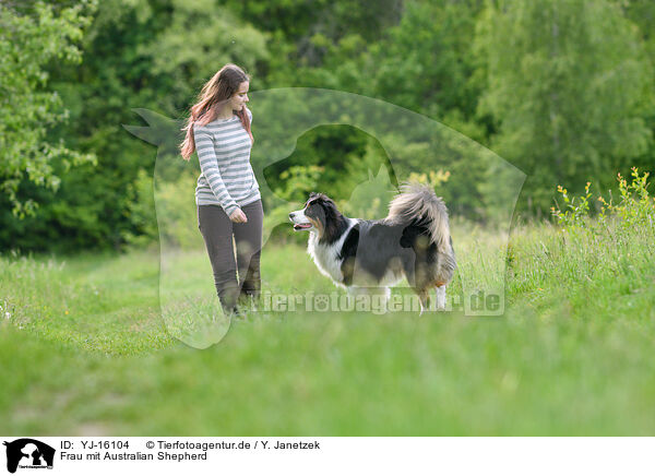 Frau mit Australian Shepherd / YJ-16104