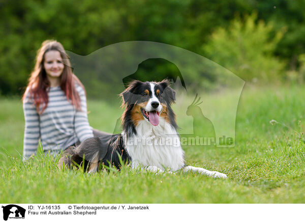 Frau mit Australian Shepherd / woman with Australian Shepherd / YJ-16135