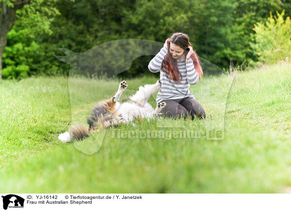 Frau mit Australian Shepherd / YJ-16142