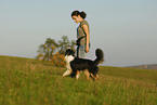 junge Frau mit Australian Shepherd