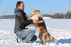 Mann und Australian Shepherd