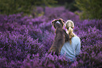 Frau mit Australian Shepherd