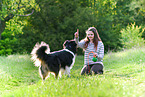 Frau mit Australian Shepherd