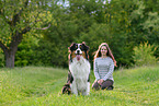 Frau mit Australian Shepherd