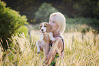 Frau mit jungem Beagle
