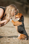 junge Frau mit Beagle