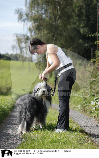Jogger mit Bearded Collie / Jogger with Bearded Collie / RR-46462
