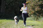 Jogger mit Bearded Collie