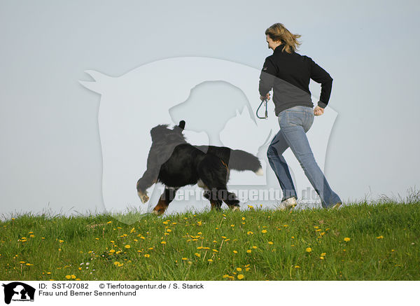 Frau und Berner Sennenhund / woman and Bernese Mountain Dog / SST-07082