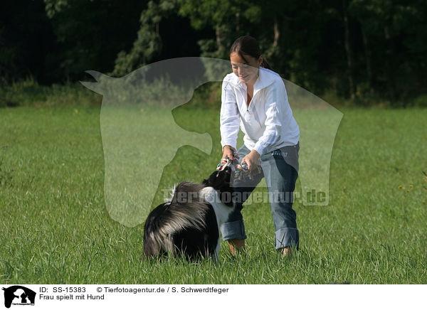Frau spielt mit Hund / SS-15383