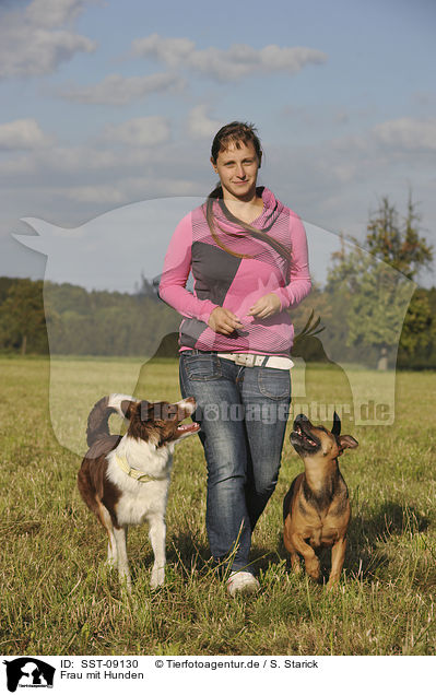 Frau mit Hunden / woman with dogs / SST-09130