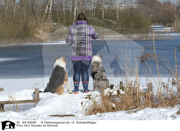 Frau mit 2 Hunden im Schnee / woman with 2 dogs in the snow / SS-30946