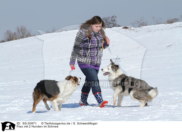 Frau mit 2 Hunden im Schnee / woman with 2 dogs in the snow / SS-30971