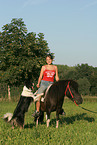 Frau mit Pferd und Hund
