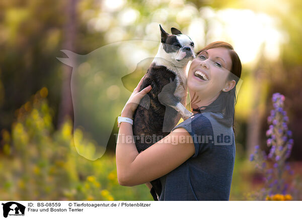 Frau und Boston Terrier / woman and Boston Terrier / BS-08559