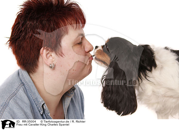 Frau mit Cavalier King Charles Spaniel / woman with Cavalier King Charles Spaniel / RR-35004